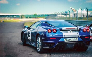 Ile kosztuje samochód Ferrari?