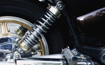 Jak sprawdzić czy amortyzator stuka?