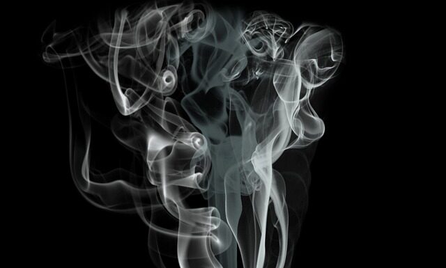 Jakiego gazu i pod jakim ciśnieniem używa się do produkcji amortyzatorów KYB w konstrukcji Dwururowej?