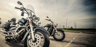 Jak skręcać na motorze?